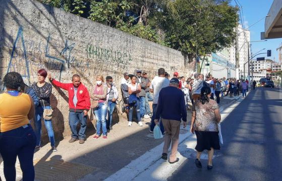 Auxílios públicos evitaram que 23 milhões caíssem na pobreza nas metrópoles, diz pesquisa